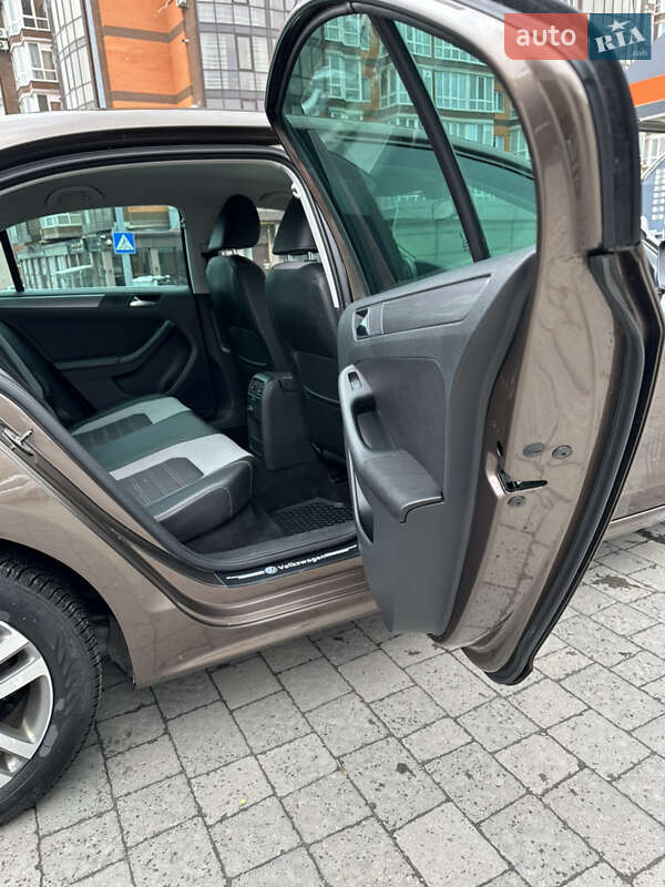 Седан Volkswagen Jetta 2011 в Львове