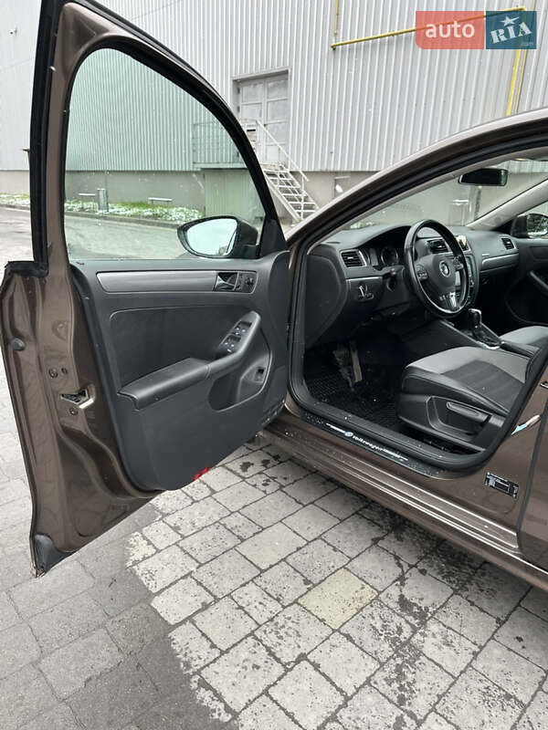 Седан Volkswagen Jetta 2011 в Львове