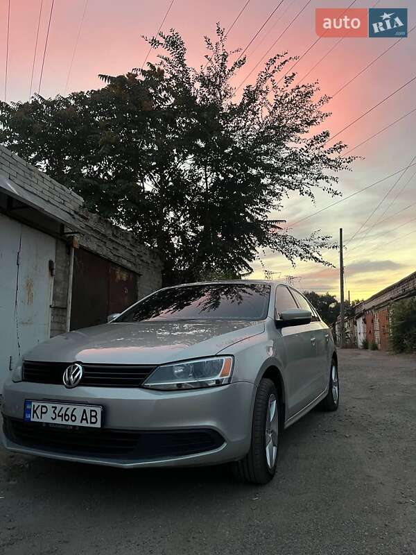 Седан Volkswagen Jetta 2011 в 