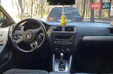 Седан Volkswagen Jetta 2013 в 