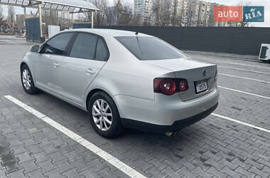 Седан Volkswagen Jetta 2010 в 