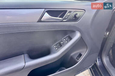 Седан Volkswagen Jetta 2013 в 