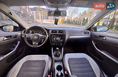 Седан Volkswagen Jetta 2013 в 