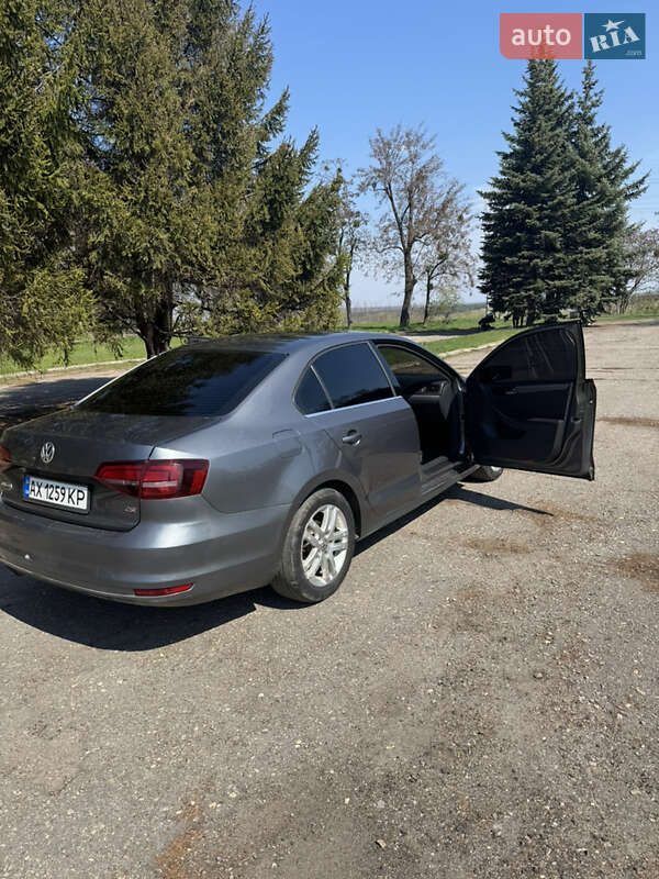 Седан Volkswagen Jetta 2016 в Чугуєві