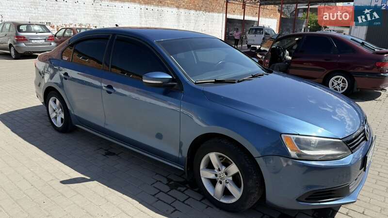 Седан Volkswagen Jetta 2014 в Черновцах