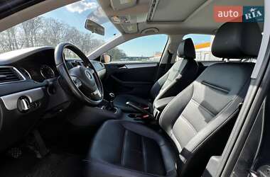 Седан Volkswagen Jetta 2012 в 