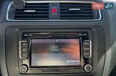 Седан Volkswagen Jetta 2012 в 