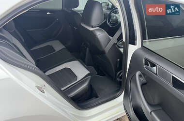 Седан Volkswagen Jetta 2016 в 