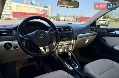 Седан Volkswagen Jetta 2014 в 
