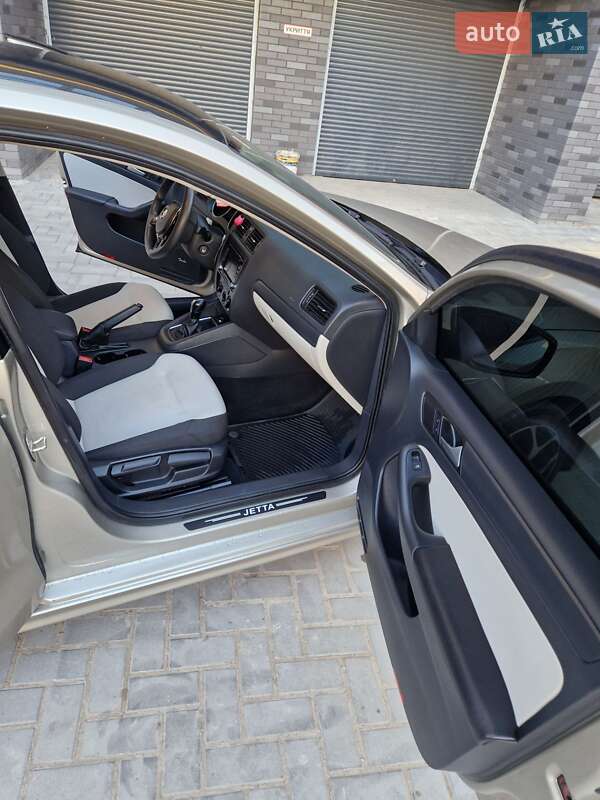 Седан Volkswagen Jetta 2015 в Житомирі