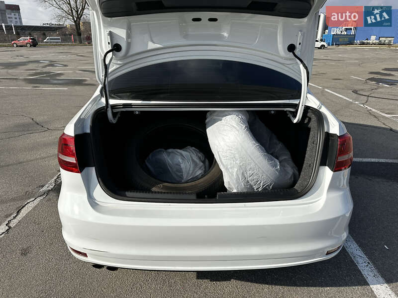 Седан Volkswagen Jetta 2015 в Днепре