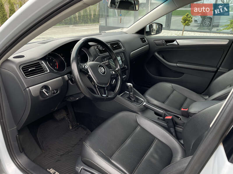 Седан Volkswagen Jetta 2017 в Львові