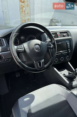 Седан Volkswagen Jetta 2012 в 