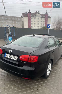Седан Volkswagen Jetta 2010 в 