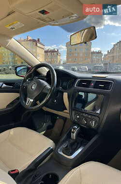 Седан Volkswagen Jetta 2013 в 
