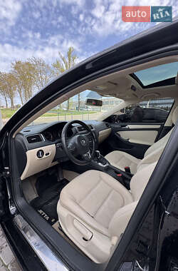 Седан Volkswagen Jetta 2011 в 