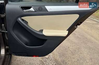Седан Volkswagen Jetta 2013 в 