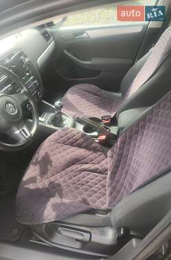 Седан Volkswagen Jetta 2010 в 