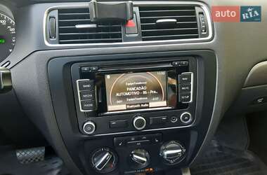 Седан Volkswagen Jetta 2012 в 