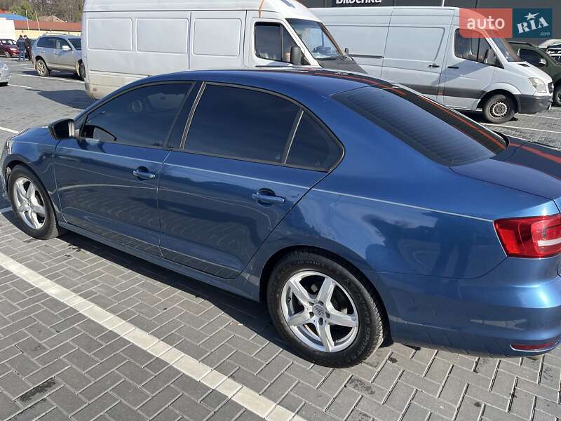 Седан Volkswagen Jetta 2015 в Ужгороді