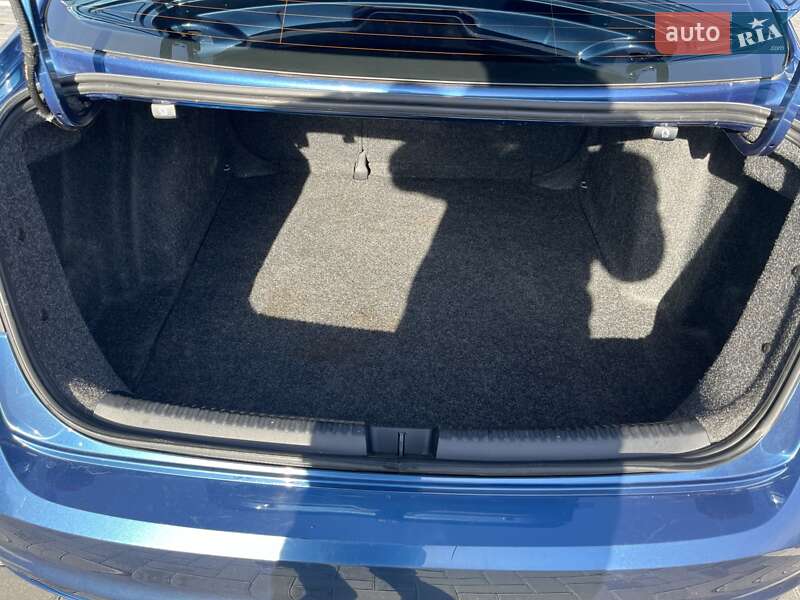 Седан Volkswagen Jetta 2015 в Ужгороді