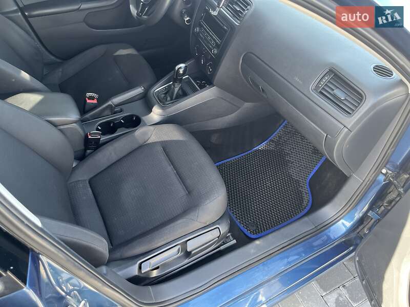 Седан Volkswagen Jetta 2015 в Ужгороді