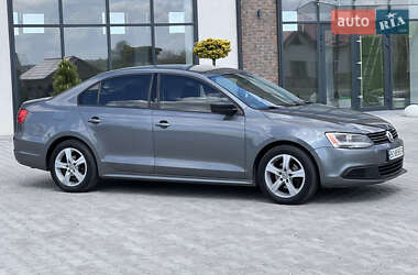 Седан Volkswagen Jetta 2013 в 