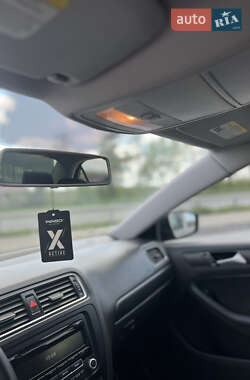 Седан Volkswagen Jetta 2013 в 