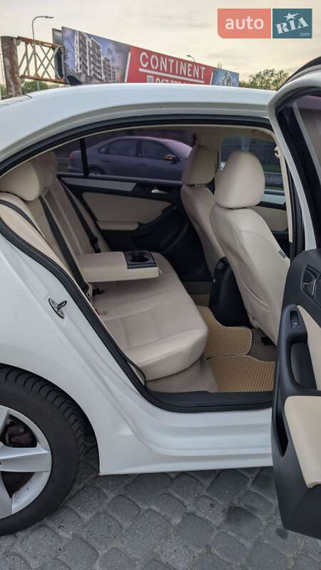 Седан Volkswagen Jetta 2011 в Львове
