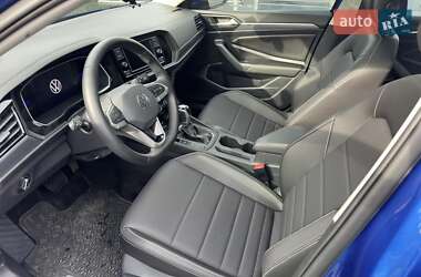 Седан Volkswagen Jetta 2023 в 