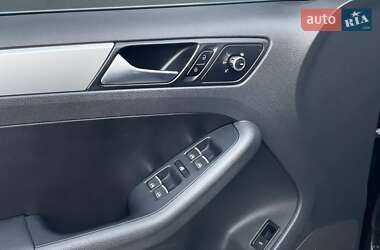 Седан Volkswagen Jetta 2013 в 