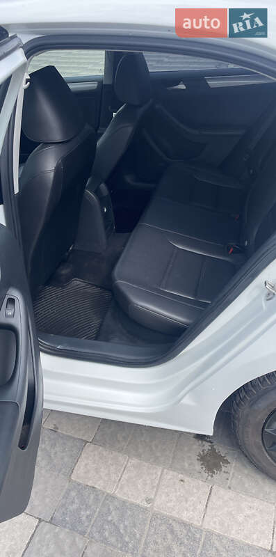 Седан Volkswagen Jetta 2015 в Львове