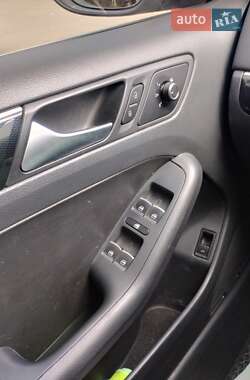 Седан Volkswagen Jetta 2016 в 