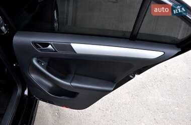 Седан Volkswagen Jetta 2012 в 