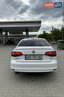 Седан Volkswagen Jetta 2015 в 