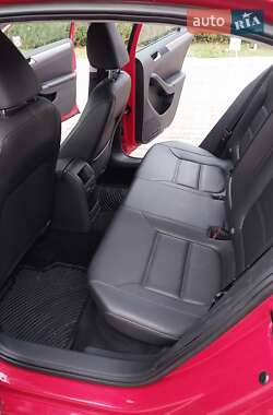 Седан Volkswagen Jetta 2012 в 