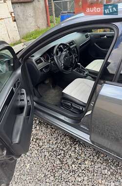 Седан Volkswagen Jetta 2015 в 