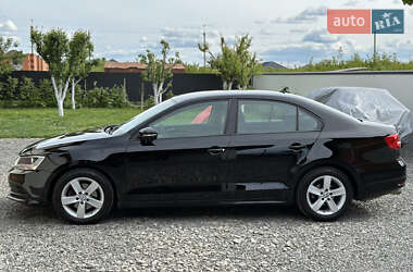 Седан Volkswagen Jetta 2015 в 