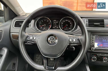 Седан Volkswagen Jetta 2015 в 