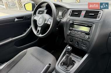 Седан Volkswagen Jetta 2013 в 