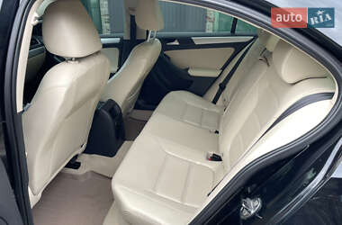 Седан Volkswagen Jetta 2014 в 
