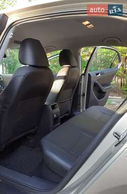 Седан Volkswagen Jetta 2012 в 