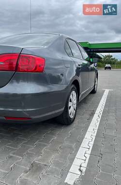 Седан Volkswagen Jetta 2012 в 