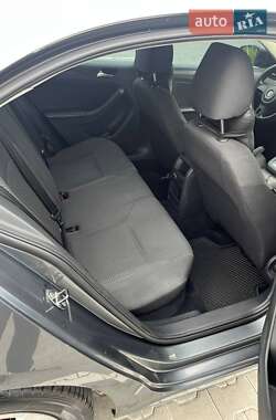 Седан Volkswagen Jetta 2012 в 
