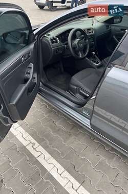 Седан Volkswagen Jetta 2012 в 