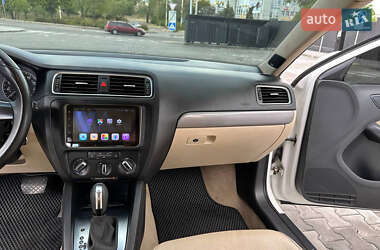 Седан Volkswagen Jetta 2012 в 