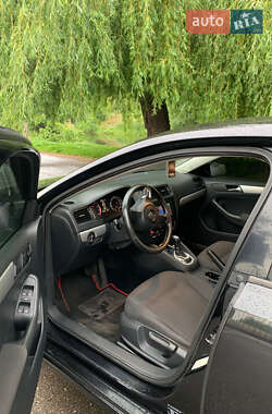 Седан Volkswagen Jetta 2012 в 