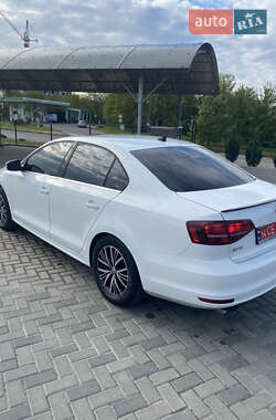 Седан Volkswagen Jetta 2016 в 
