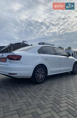 Седан Volkswagen Jetta 2016 в 