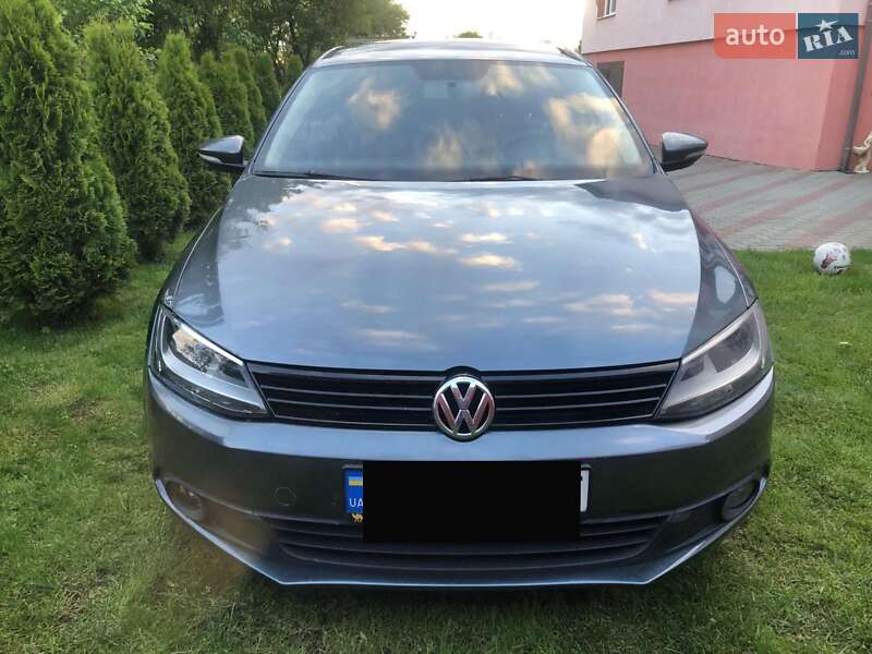 Седан Volkswagen Jetta 2012 в 